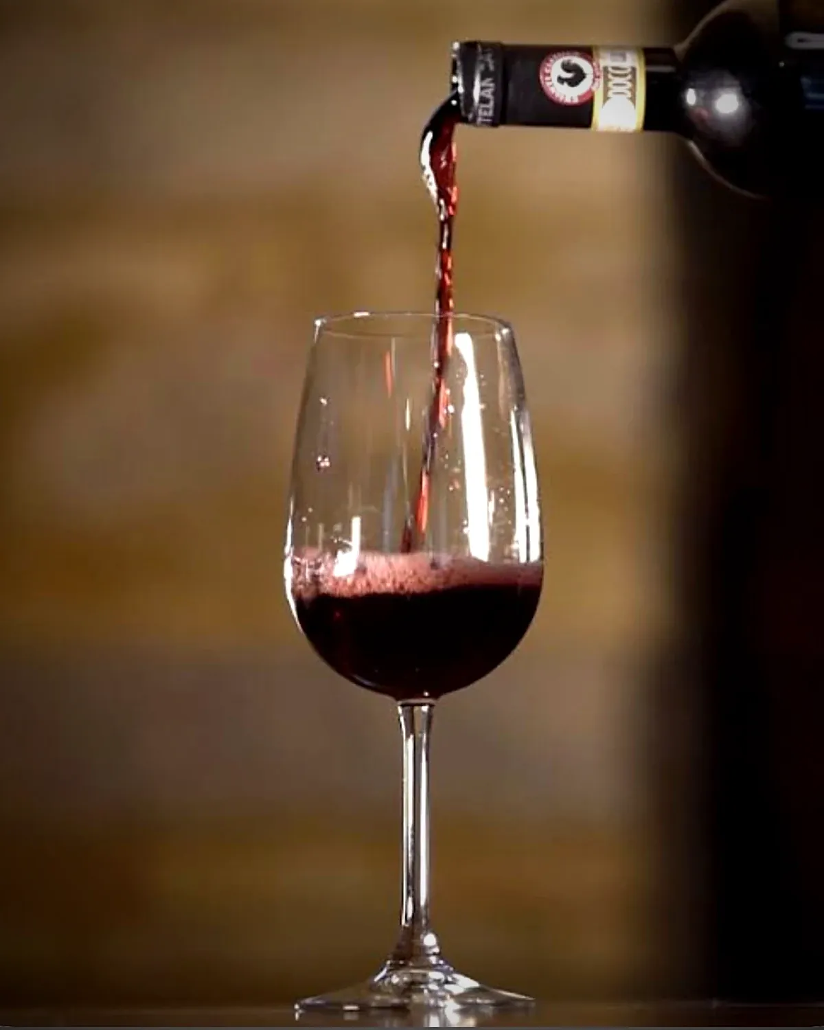 Bottiglia de Il Palagio e calice di Chianti durante un wine tour in Toscana